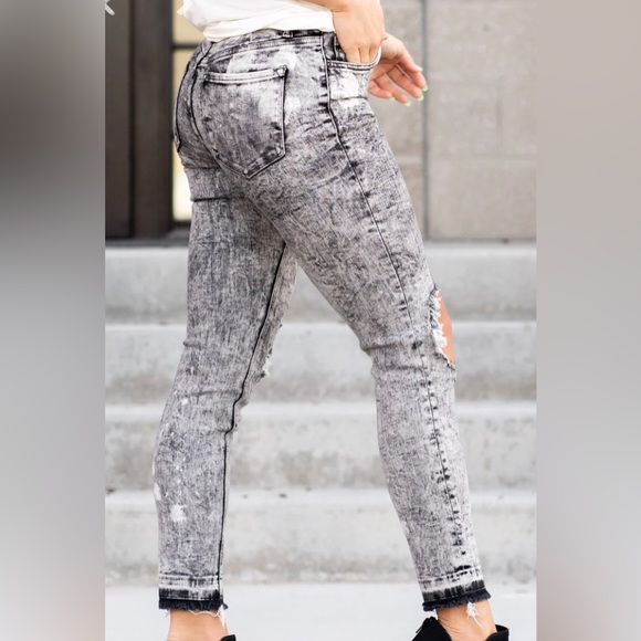 EUC - Vervet Flying Monkey Jeans Size 26/3
Washed Black/Grey Distressed Denim - Picture 4 of 10